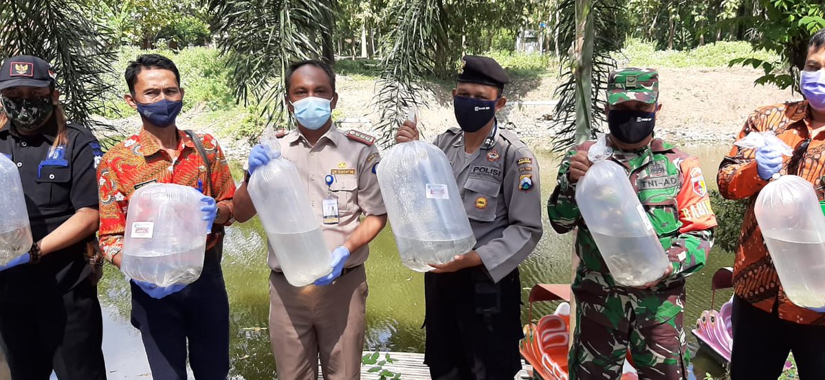 bppmhkp_sby2's tweet photo. 29/06 Bantuan bagi ikan dan tebar benih ikan di desa Kupuk, Ponorogo
#BKIPM #KerjaGembira #SemangatBaru #SemakinSolid #SemakinMaju @Edhy_Prabowo @rinajanwar2201 @Hasim23568162 @kkpgoid @HumasBKIPM https://t.co/QaC9Lo04Sb