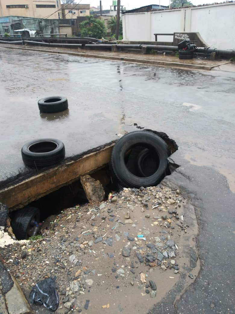 ymonitorng's tweet photo. Osolo way off MM international airport Isolo. @LSPWC_Official , kindly fix this pothole.
You can tag us with images of potholes in your area
#Potholetracker
#Fixthispothole https://t.co/LfnF7YIdLE