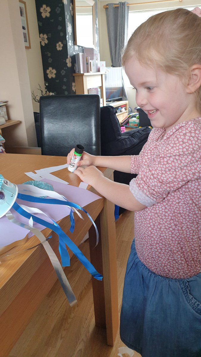 Sarah93258065's tweet photo. Mia 1L has been busy doing some subtractions and and art today, making a jellyfish for her beach and sea themed work. @RomanHillSchool https://t.co/IYdMmCeeAJ