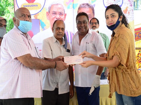 WebduniaTelugu's tweet image. #ManamSaitham వసుధ ఫౌండేషన్ సౌజన్యంతో-&apos;మనం సైతం&apos; భారీ వితరణ!! #chequeDistribution #PressMeet #VVvinayak #poonamkaur #Vasudhafoundation wd1.in/Pi17Zg6