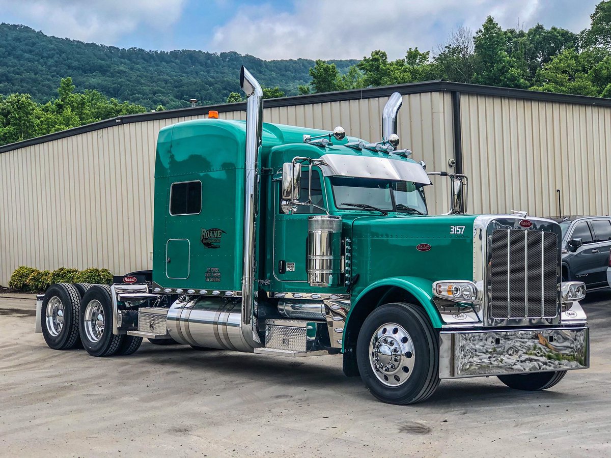RoaneTransport's tweet photo. Here is an awesome new truck we got in last week! Welcome to the fleet. #Peterbilt #RoaneTrans #FlatbedDriver #Flatbed #Truck #TruckDriving #Trucking #OTR #Regional https://t.co/jd4BfA2J1m