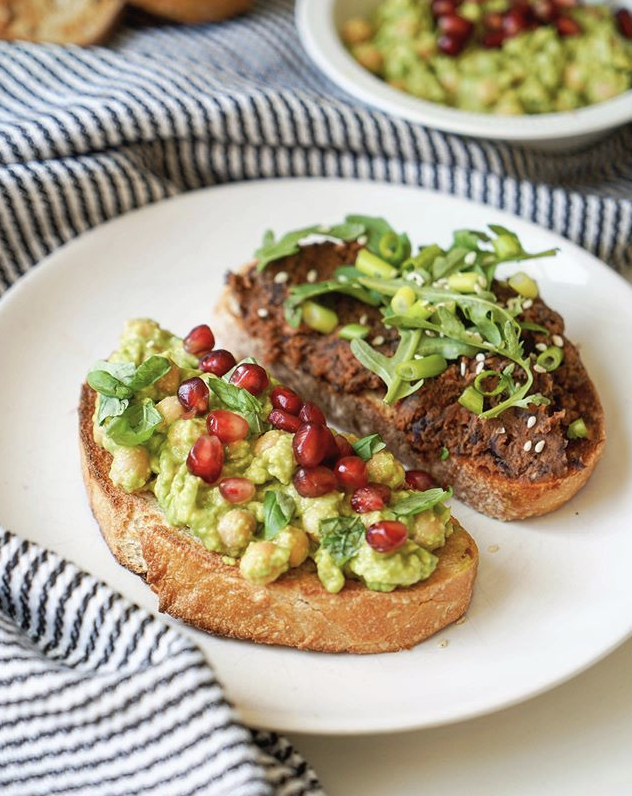 DjForryFruit's tweet photo. A TOAST to another week! Get your Monday started with this savory and satisfying avocado toast topped with chickpeas, basil, and #pomegranate arils. Delicious! Get this recipe from Veano here: https://t.co/KLK3mBP815 ❤️ • 📸 : Veano #avocadotoast #plantpower #plantprotein https://t.co/oGOmsboNc8