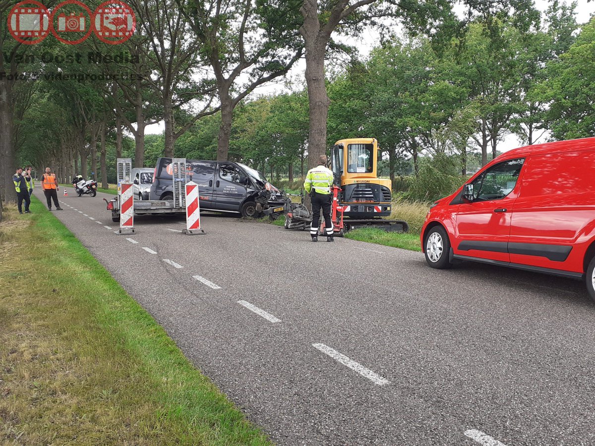 Nieuw bericht op Van Oost Media: Busje verliest minigraver van aanhanger tijdens ongeval..