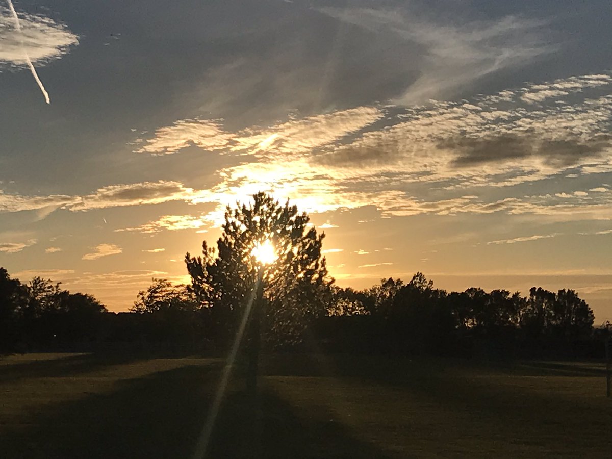 OutdoorsJay's tweet photo. This sunset was captured near the skatepark in American Falls, ID. 
#sunset #sunsetphotography #idaho  #AmericanFalls #outdoors #photooftheday #outdoorslife https://t.co/OW0PwByIkc