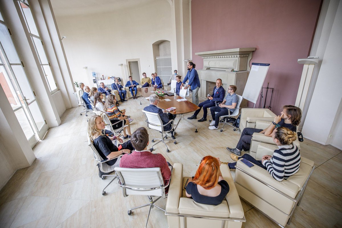GlobalCzech's tweet photo. Odstartováno. Dnes jsme v Kaňkově pavilonu zahájili pod záštitou ministra zahraničních věcí ČR @TPetricek projekt, který propojí všechny Čechy ve světě 🇨🇿🌎🦾 #czechpower https://t.co/m0Cl9opo80