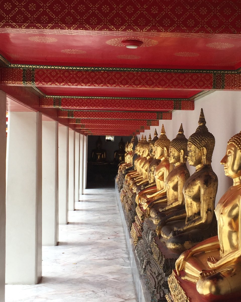 #GoldenBuddhas in the #cloister of #WatPho.

👉 discoveringbangkok.com/wat-pho-the-te……/

📷 instagram.com/p/CCBA08Dhn_1/

#discoveringbangkok #firstclassroyaltemple #buddhaimages #recliningbuddha #massageschool #rattanakosinisland #bangkoksights #bangkokhistory #bangkokculture #templesofbangkok