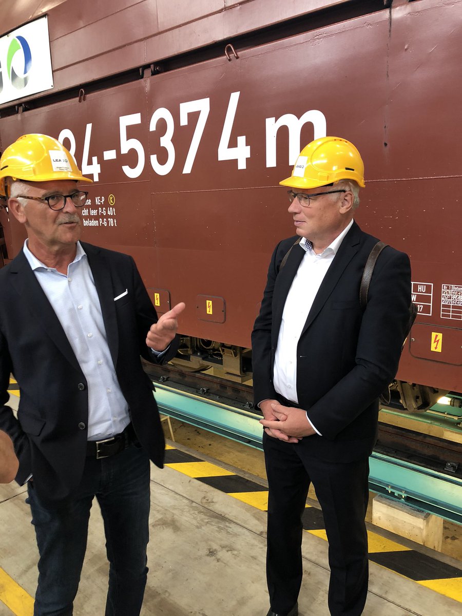Der Leiter der LEAG Hauptwerkstatt und der Konzernbevollmächtigte der DB für MV/BB im intensiven Gespräch. Gemeinsam mit dem Lausitzbeauftragten werden Zukunftsprojekte konkret abgestimmt!