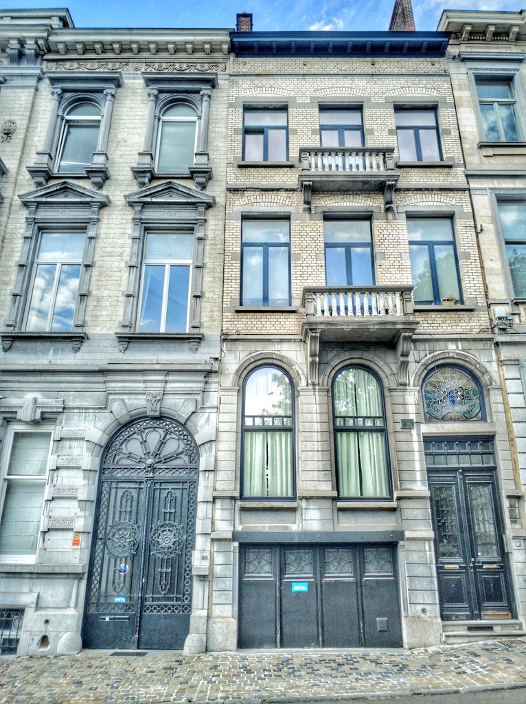 The architecture on ave Louis Bertrand ranges from standard prosperous Belgian through Grand Place fantasy Flemish to art nouveau.