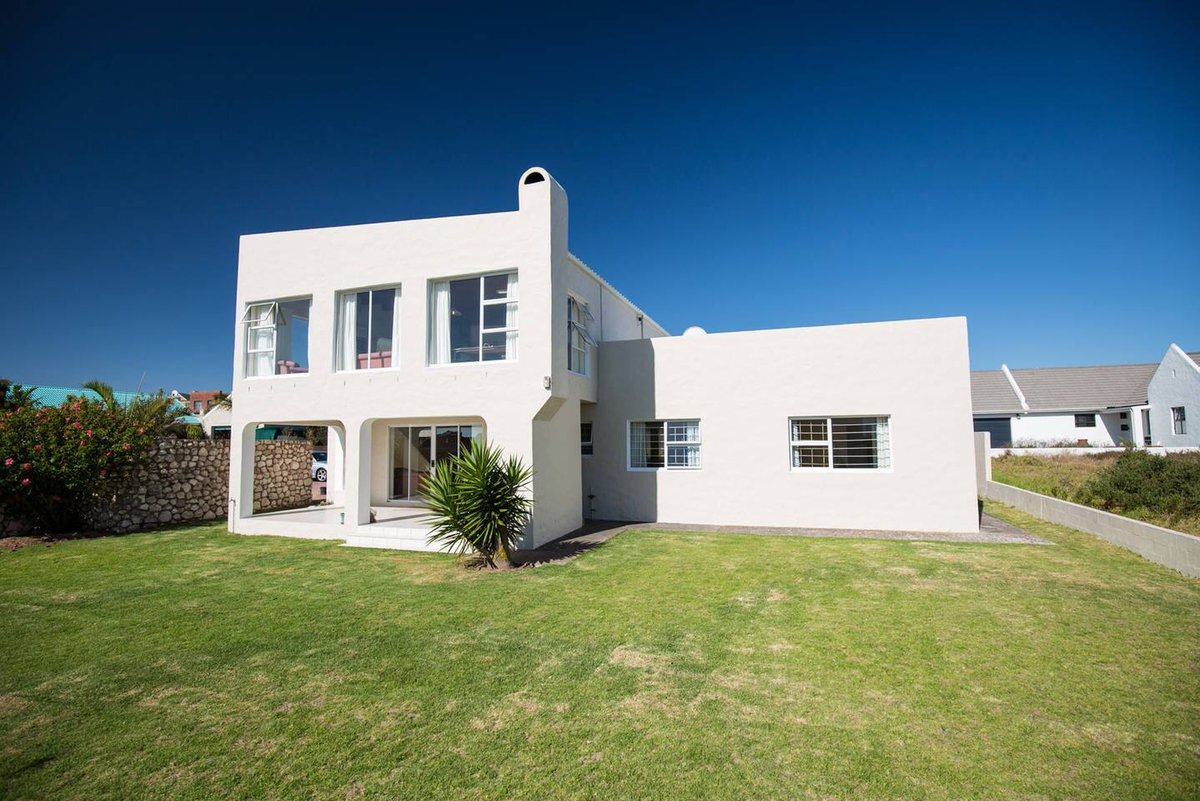 OceanSailingCT's tweet photo. Our crew house “Ocean House” is a perfect getaway for family and friends wanting to reconnect after months of being cooped up. We can accommodate up to 15 guests but can also be converted into a 4-bedroom house at a lower rate. https://t.co/M95lMSXmS5 https://t.co/ku4fC7ZfjO