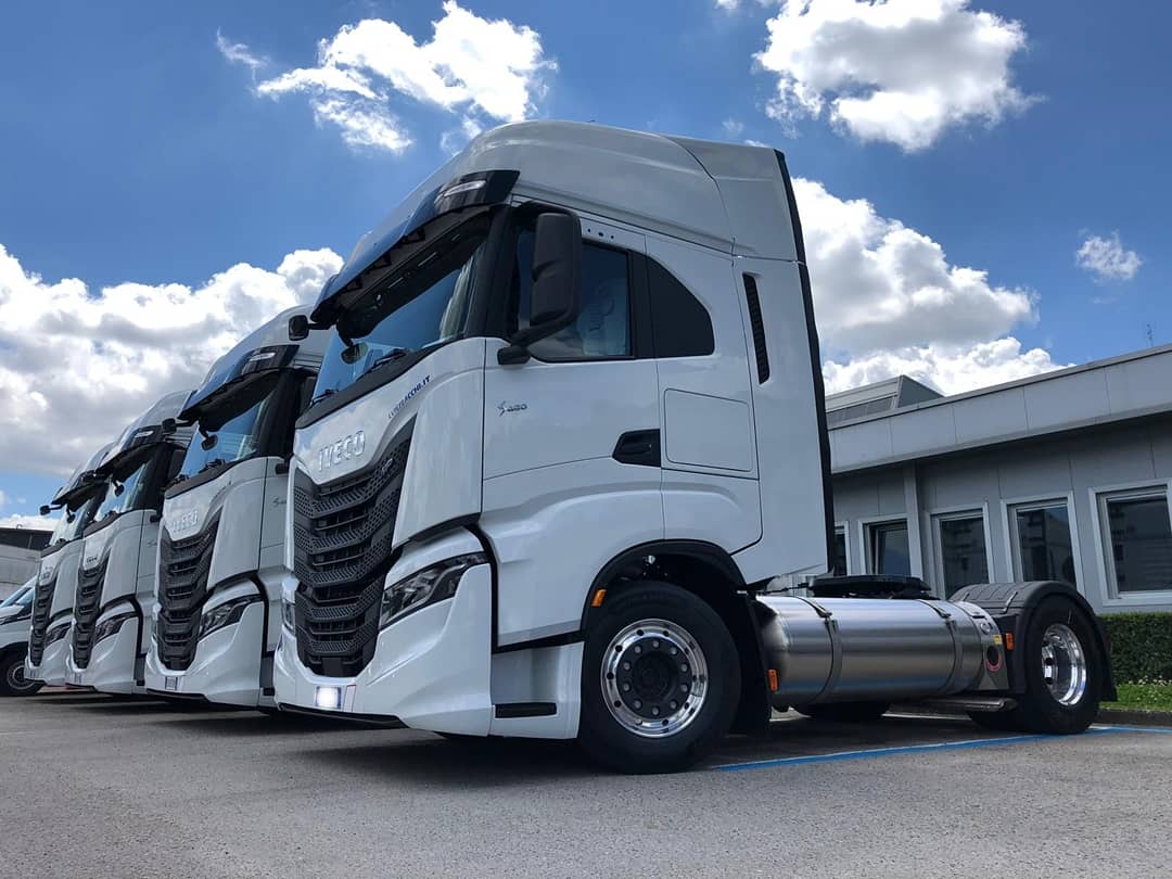 ivecobacchi's tweet photo. Consegnati 4 S-WAY 460 NP.
Pronti per un pieno di "energia" alla stazione Metano Liquido Srl (E45 uscita LIDARNO)
#iveco #iveconp #ivecolng #ivecolngtrucks #ivecotrucks #ivecomagazine #iveco460 #lng #metanoliquido #metano #iovadoametano # https://t.co/s71vCXpgjp