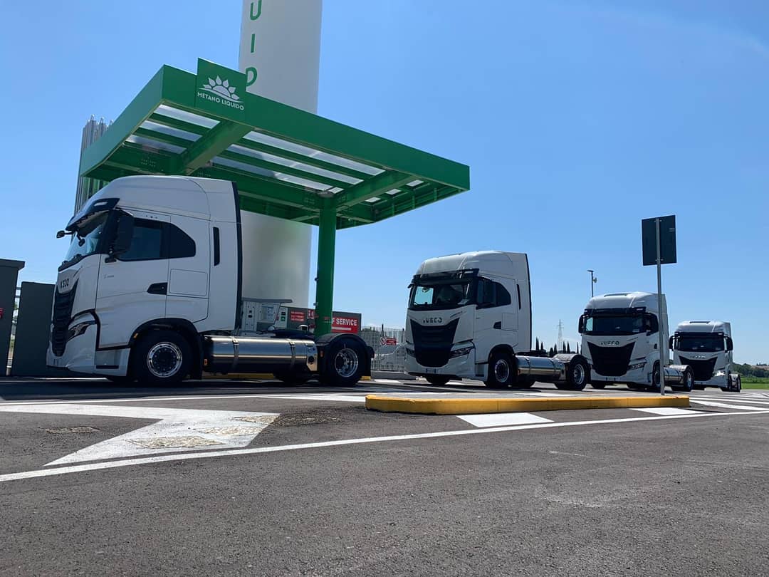 ivecobacchi's tweet photo. Consegnati 4 S-WAY 460 NP.
Pronti per un pieno di "energia" alla stazione Metano Liquido Srl (E45 uscita LIDARNO)
#iveco #iveconp #ivecolng #ivecolngtrucks #ivecotrucks #ivecomagazine #iveco460 #lng #metanoliquido #metano #iovadoametano # https://t.co/s71vCXpgjp