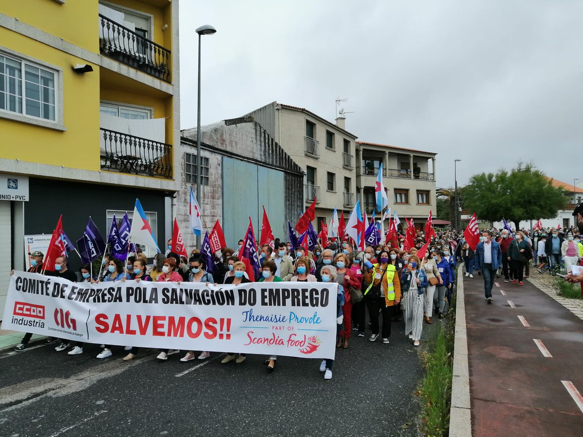 galizaCIG's tweet photo. ✊Unha multitude percorre as rúas do #Grove para reclamar unha solución para a conserveira Thenaisie

📌O comité insta a #Xunta a poñerse á fronte para desbloquear o proceso de venda

👉ℹ️https://t.co/F3BdbENEPK

#ThenaisieProvote
#OGrove
#Conserva
#SectorConserveiro
#ScandiaFood https://t.co/Mbq8DI5LTq