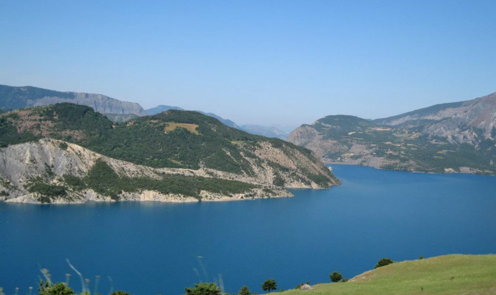 Le #MassifdesAlpes est la destination montagne privilégiée par les Français #postconfinement. Explications ici bit.ly/3ieYmru <a href="/weekendesk_fr/">Weekendesk France</a>