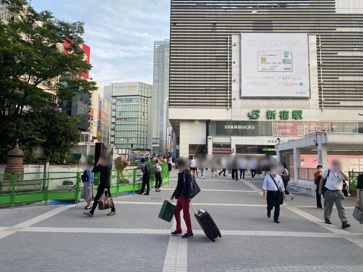 小針侑起 新宿駅東口 ちょっと前まで工事していて どうなるのかいな と思っていたら 東口からアルタ前の横断歩道まで直線で行けるようになっていました 前はグルっと回っていかないと行けなかったので 超便利 T Co Ao4hyfu0e0 Twitter