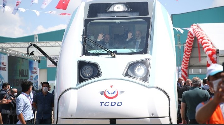 PartiEtimesgut's tweet photo. Cumhurbaşkanımız Sayın Recep Tayyip Erdoğan'ın liderliğinde Yerli ve Milli Teknoloji hamlelerimize bir yenisini daha ekliyoruz.

Tamamı mühendislerimiz tarafından tasarlanan Milli Elektrikli Trenimizin fabrika testleri başladı.

Hayırlı ve uğurlu olsun.
#MilliTeknolojiHamlesi https://t.co/G9Kaivkihn