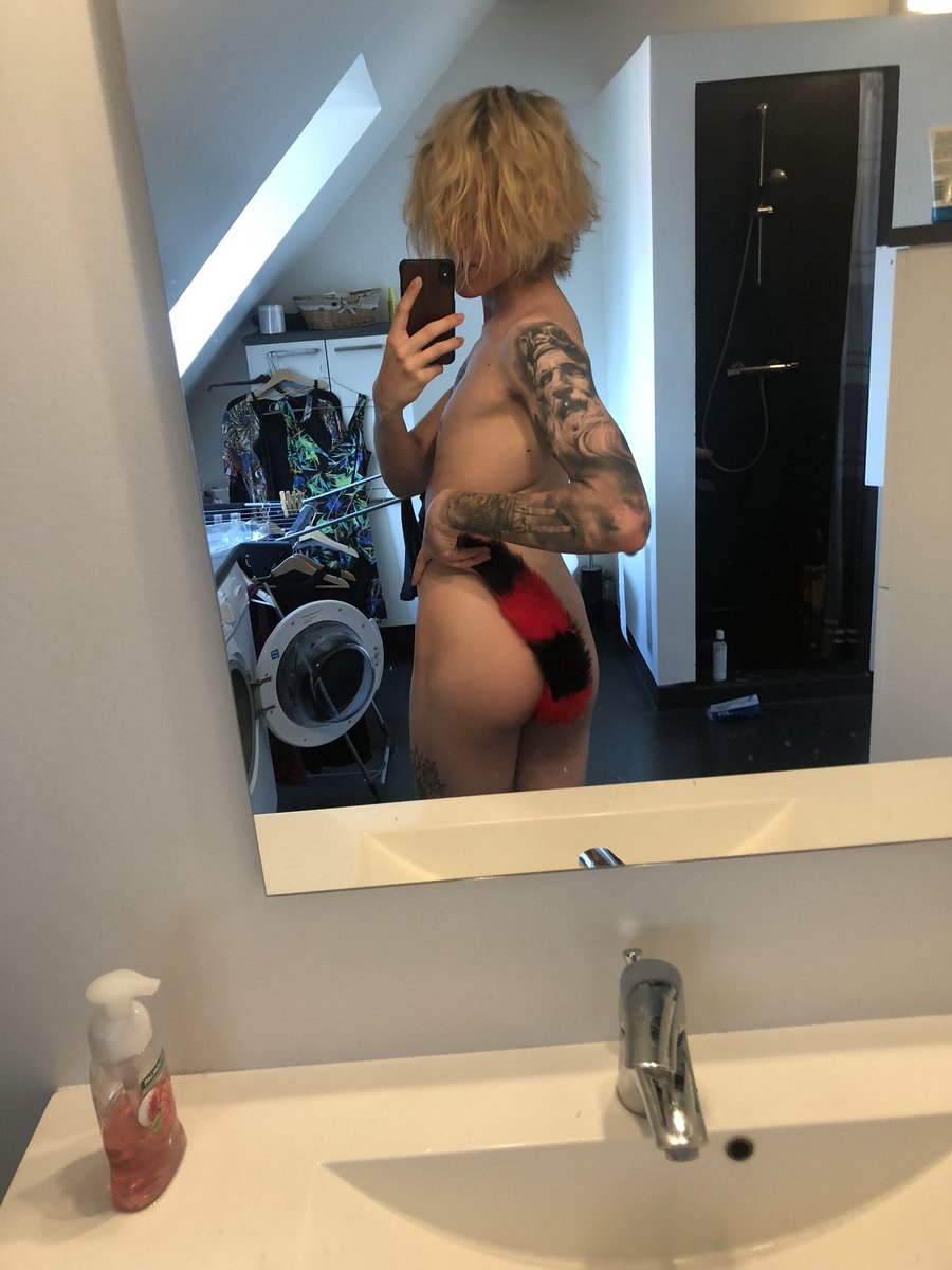 Vickikitty1's tweet photo. I really need to get some plugs that isn’t a tail, they’re hard to go around with outside x3 https://t.co/7G7ehfGKAT