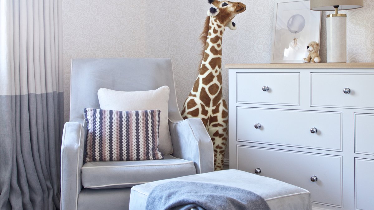 NURSERY | Marloe had the pleasure to design this sweet nursery for one of our London clients. A calm and relaxed space ready just in time to welcome the newest addition to their family. 
- 
#marloeinteriors #interiordesign #interiors #nurseryroom #nursery #familytime #kidsroom