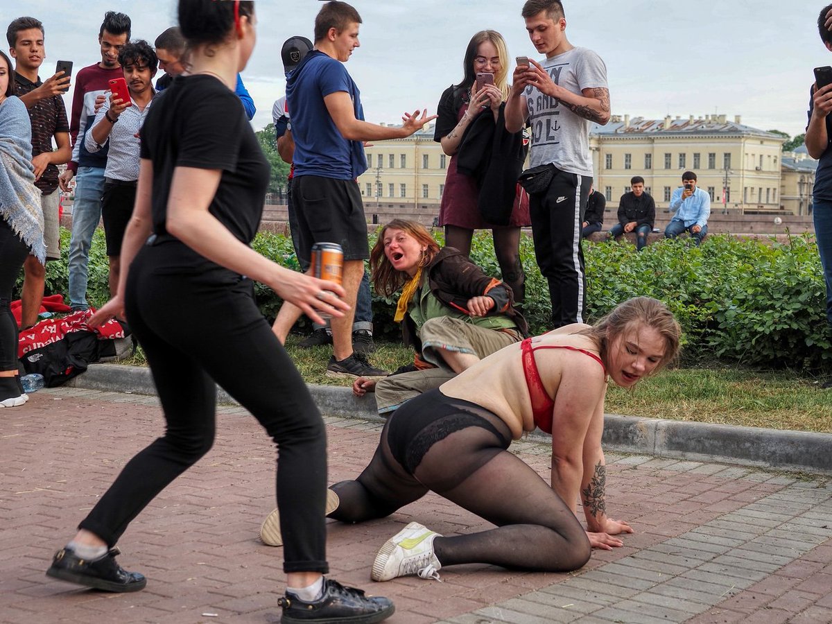 Что делать в центре города. Девушки на улицах Питера. Танцующие люди на улице. Современная молодежь.