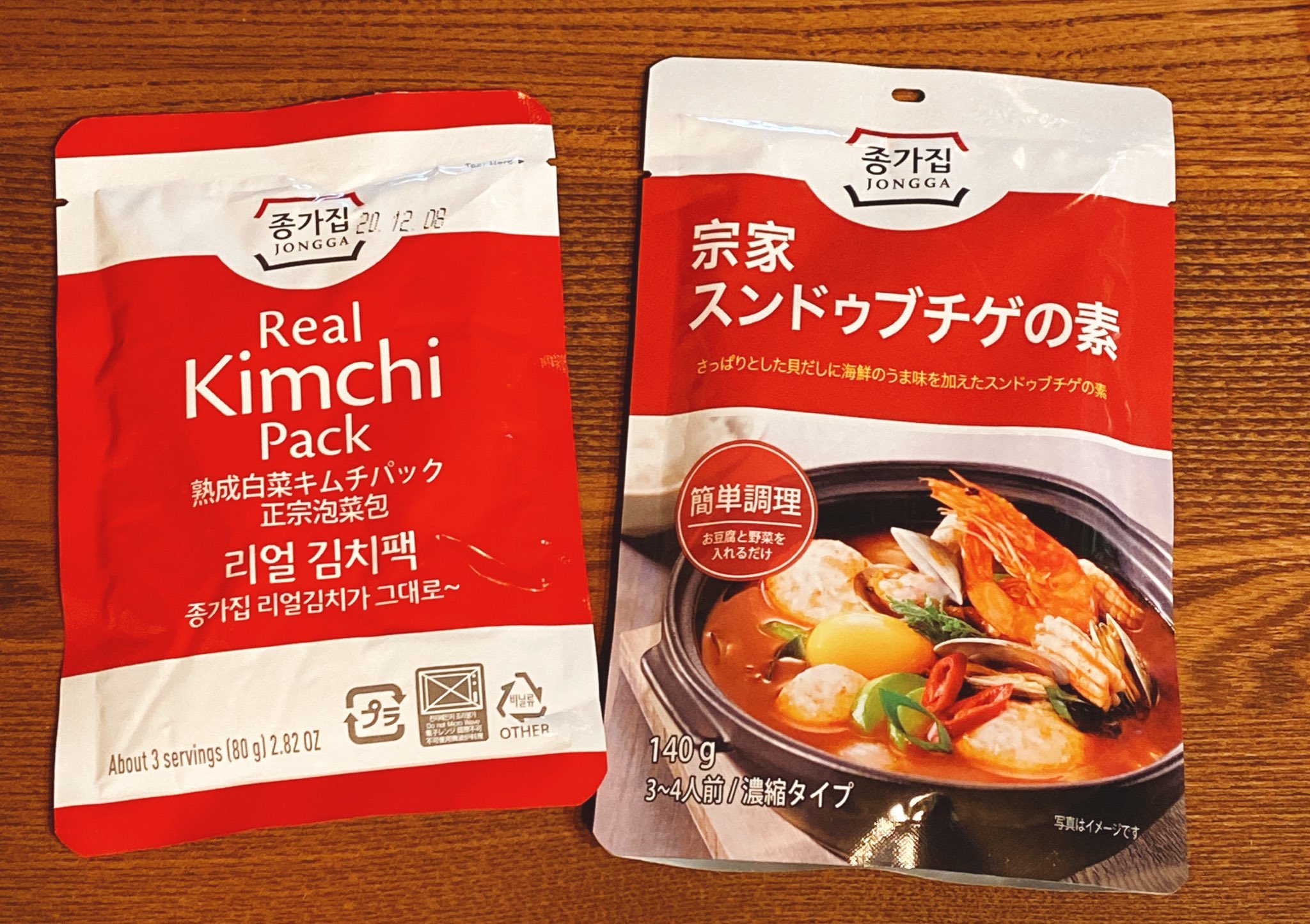 藤原倫己 もうここは韓国の食堂 Part2 これも美味しいです 宗家 チョンガチプ から出ているキムチ鍋 セット スンドゥブチゲ風 やはり熟成されたキムチがちゃんと入っているのがポイントですよね 黒い鍋と銀の器があれば本場の雰囲気間違いなし