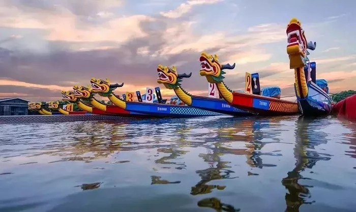 Weixin_WeChat's tweet image. With the #DragonBoatFestival in China fueling domestic consumption &amp;amp; tourism recovery, WeChat Pay saw a 43% y/y rise in tourism-related transactions during the 3-day holiday. Payments made on #WeChat #MiniProgram increased by 124% as more merchants moved services online.