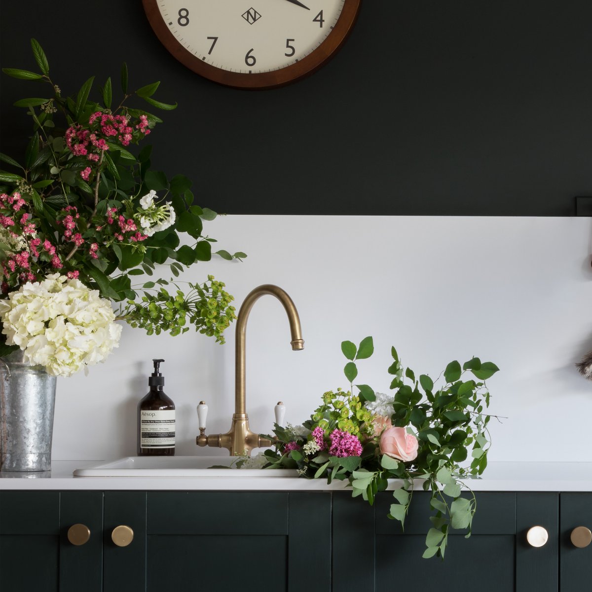 CRLstone's tweet photo. Contrast bold colours in the kitchen with bright white worksurfaces, they reflect the light and open up the space.
🎨 CRL Quartz Ultra White
📷 @paullmcraig
#quartzcountertops #quartz #kitchenworktop #kitchencountertop #whiteworktops #whitecountertops
#quartzcountertop https://t.co/j1C4lzPo3L