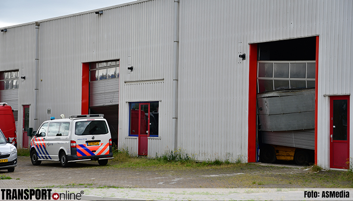 Politie valt loods binnen op industrieterrein [+foto] in #Lelystad ==&gt;..