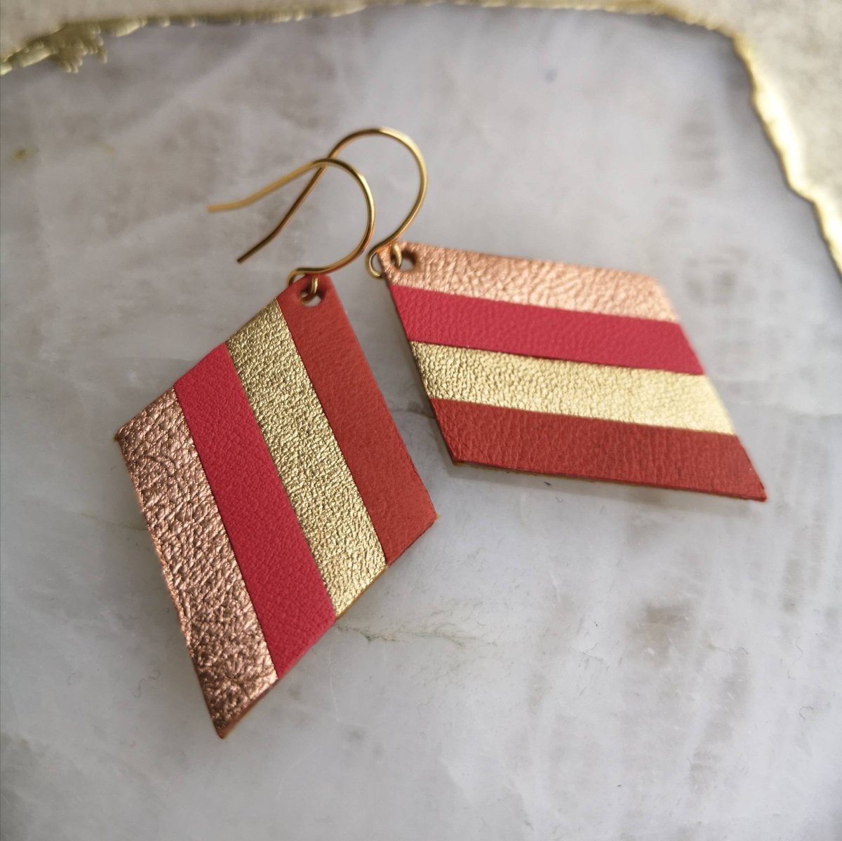 luckyrosetta1's tweet photo. Voici ce que je viens d'ajouter dans ma #boutiqueetsy : Boucles d&amp;#39;oreilles en Cuir terracotta,or,or rose et rose corail attaches plaqué or #anniversairedemariage #etsy #geometrique #cuir #minimaliste https://t.co/ali42TLB3D https://t.co/71mXJ0tBAM