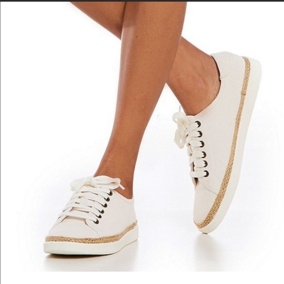 sheripower's tweet photo. So good I had to share! Check out all the items I'm loving on @Poshmarkapp #poshmark #fashion #style #shopmycloset #jessicasimpson #katespade: https://t.co/8ODprpre20 https://t.co/V8JUNvzopa