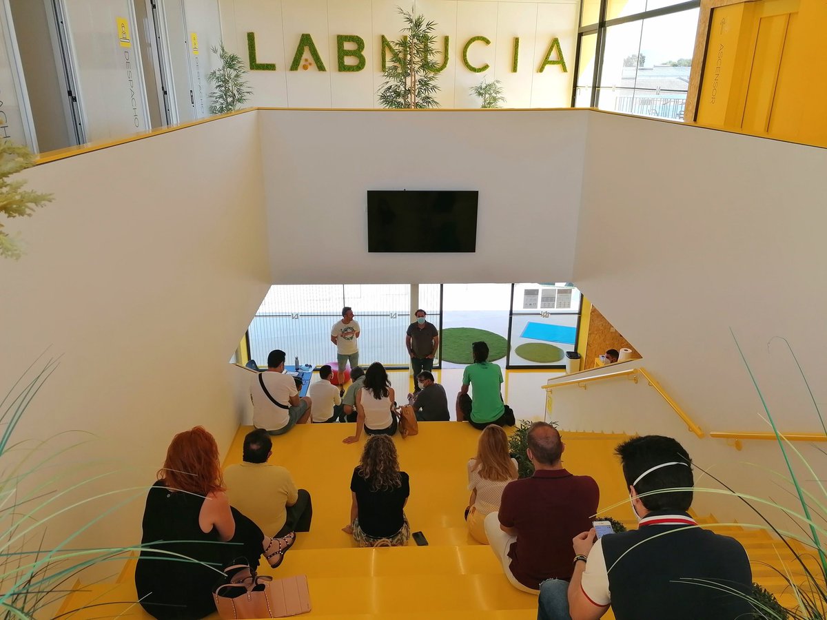 Nuestros #LabWorkers están de vuelta💛 Nos adaptamos y seguimos adelante, siempre con precaución 🔝 #MadeByLaNucia