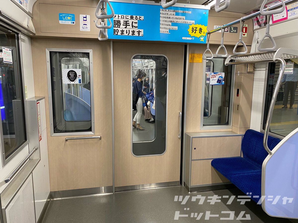 通勤電車ドットコム 話題 車端の妻面窓がある電車 東京メトロ東西線の系に乗ると 思うんですが 10年代に製造された車両なのに妻面窓があるって珍しいですよね 90年代以前の電車ではおなじみだった車端部の 肘掛け もあったりします 東京