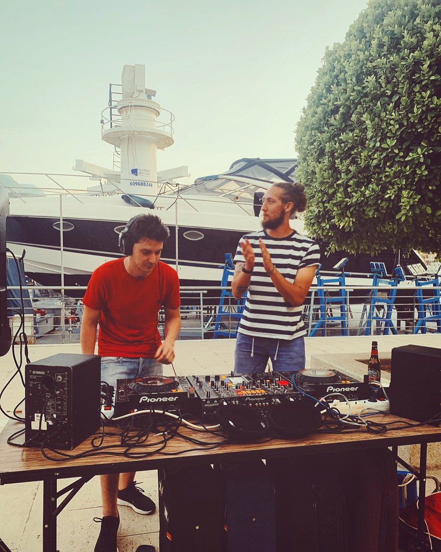 Dirtysoficial's tweet image. .👉Gracias/thanks @albatrosportdesoller !!
.
.👉Hasta pronto/see you soon🌿🙌!!
.
.DIRTYJOBS㊗️🙌 OCEAN🌊
.
.#dirtyjobs #albatrosportdesoller #liveset #livemusic #djsoller #djmallorca #sunsetvibes