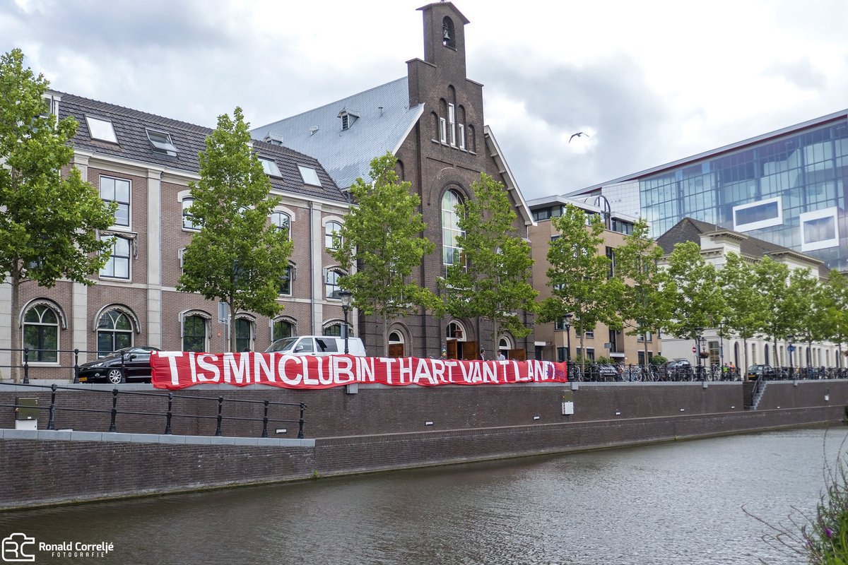 BlikOpUtrecht's tweet photo. A.s woensdag bestaat FC Utrecht 50 jaar. Op diverse plaatsen in de stad hangen nu al spandoeken om dit op grootse wijze te vieren. #utrecht #fcutrecht #feest #50jaar @fcutrecht #galgenwaard #verjaardag https://t.co/CPvgV5HDjV