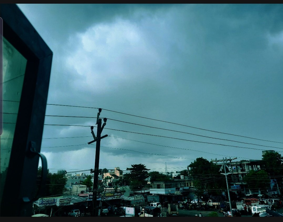 संध्याकाळची वेळ, बाहेर मस्त पाऊस पडतोय, हातात गरम गरम चहाचा कप आहे आणि सोबतीला... ते एक गाणं जे सगळ्यात आधी गुणगुणायला सुरवात करतो...