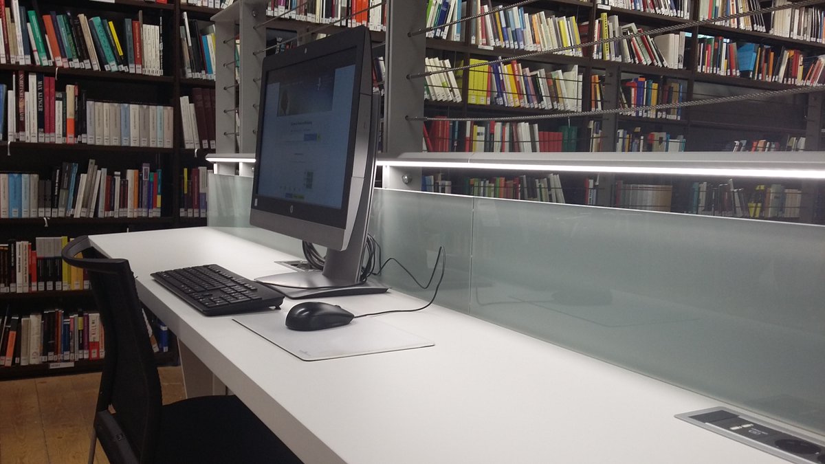 Ab heute sind wieder mehr Arbeitsplätze in der #Bibliothek nutzbar. Wir freuen uns, mit dieser Entscheidung nun endlich auch den neuen Arbeitstresen auf unserer Galerie freigeben zu können, den wir uns von unserem Preisgeld (#SächsischerBibliothekspreis 2017) "geleistet" haben.