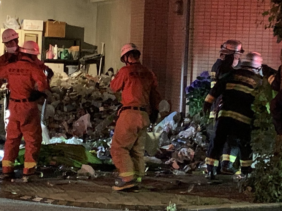 三鷹市下連雀2丁目の火災
さくら通りでは無く、むらさき橋通り沿い

三鷹市下連雀2-25サンボナール三鷹

鎮火した模様です

1階から出火した模様で現在、駐車場の様な所に大量のゴミがあり、火の気の確認作業中

むらさき橋通りのセブンイレブンから銚子丸のまで通行止め迂回処置が取られています