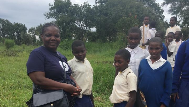 VanaTrust's tweet photo. 🔥 Our #FoodBanks are helping families in need in #Zimbabwe! 🙌🏾 We deliver food parcels to the most rural areas where #starvation affects the most people. 

🔥 YOU can be part of the change! 👉🏾 https://t.co/msb0Ug0bN6 #Walk4Difference https://t.co/WuxqPqc0dy
