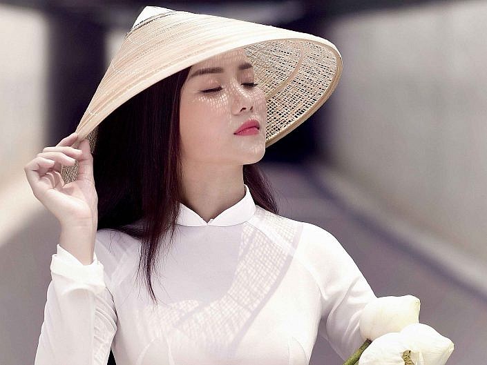 Áo dài with nón lá (conical hats): symbol of Vietnamese women.
