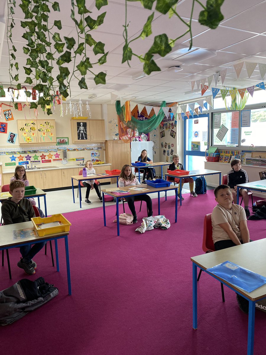 Mor falch i gael y pobl ifanc hyfryd yma nôl heddi - mor sbesial i’ch gweld chi’n dala lan gyda’ch gilydd! Da iawn chi 🤩
So pleased to have these lovely young people back today - so special to see you catching up with each other! Well done all of you - we are very proud!🤩