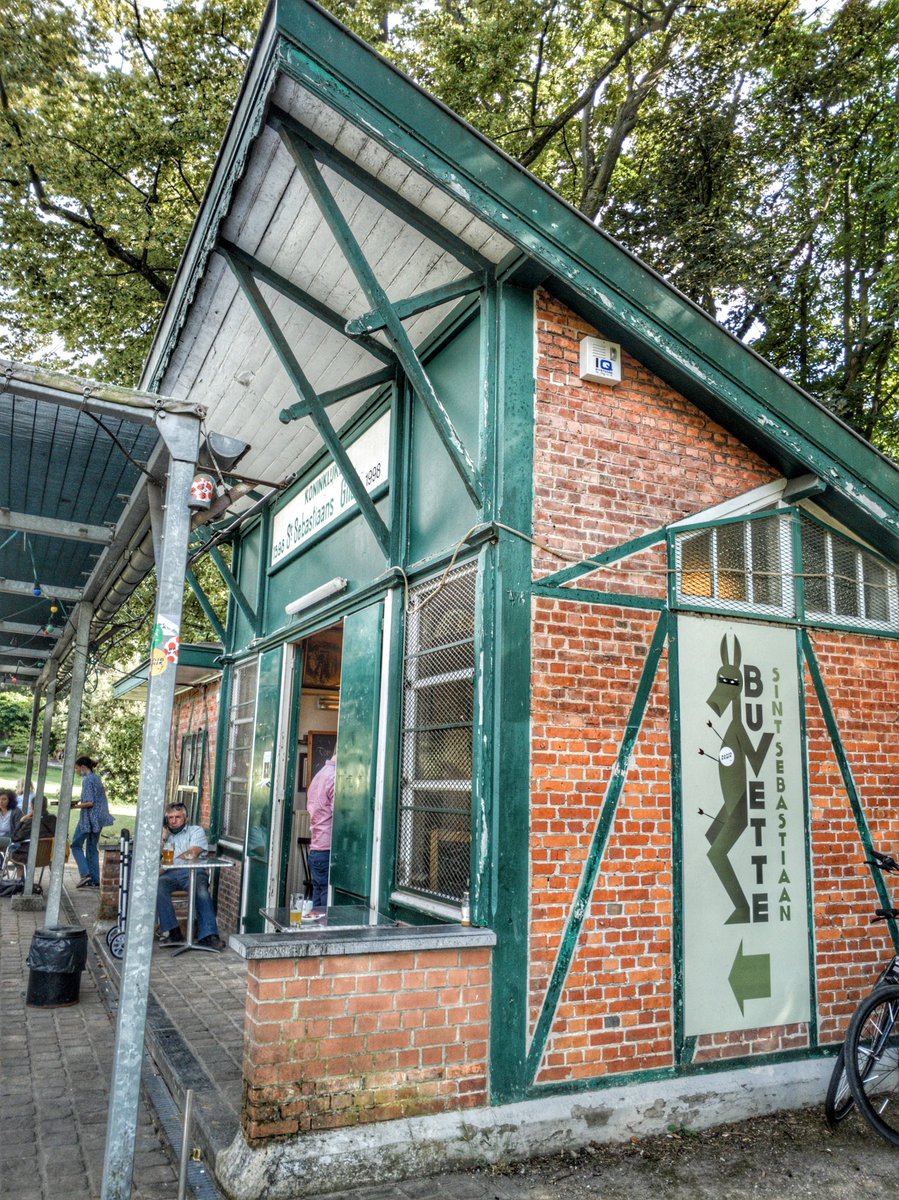 The clubhouse dates from 1930 and has recently been associated with Brussels brewery Brasserie de la Senne. Their designer has depicted St Sebastian as a donkey, a symbol of Schaerbeek where the park is located.