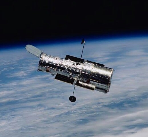 Pelaku yang memotret sebagian besar "foto spektakuler" yang banyak beredar di internet itu adalah Teleskop Ruang Angkasa Hubble. Teleskop ini ditempatkan pada ketinggian sekitar 540 km di atas muka Bumi, bebas dari gangguan atmosfer. Makanya foto-foto Hubble sangat jernih 
