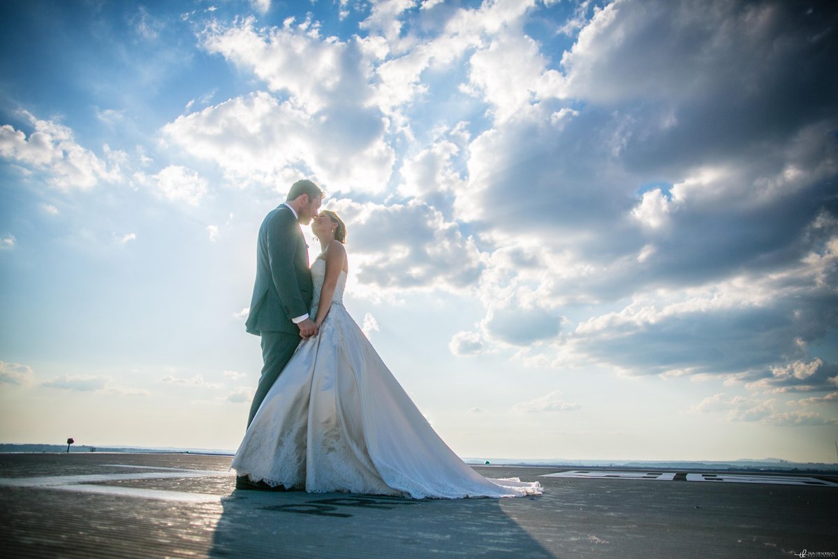 Love is in the air ☁ #ventanasatlanta #ventanasatl #legacyventures #venue #eventinspiration #helipad #rooftop #weddings #brides #venue #weddingideas #weddingdetails #weddingplanner #weddinginspiration