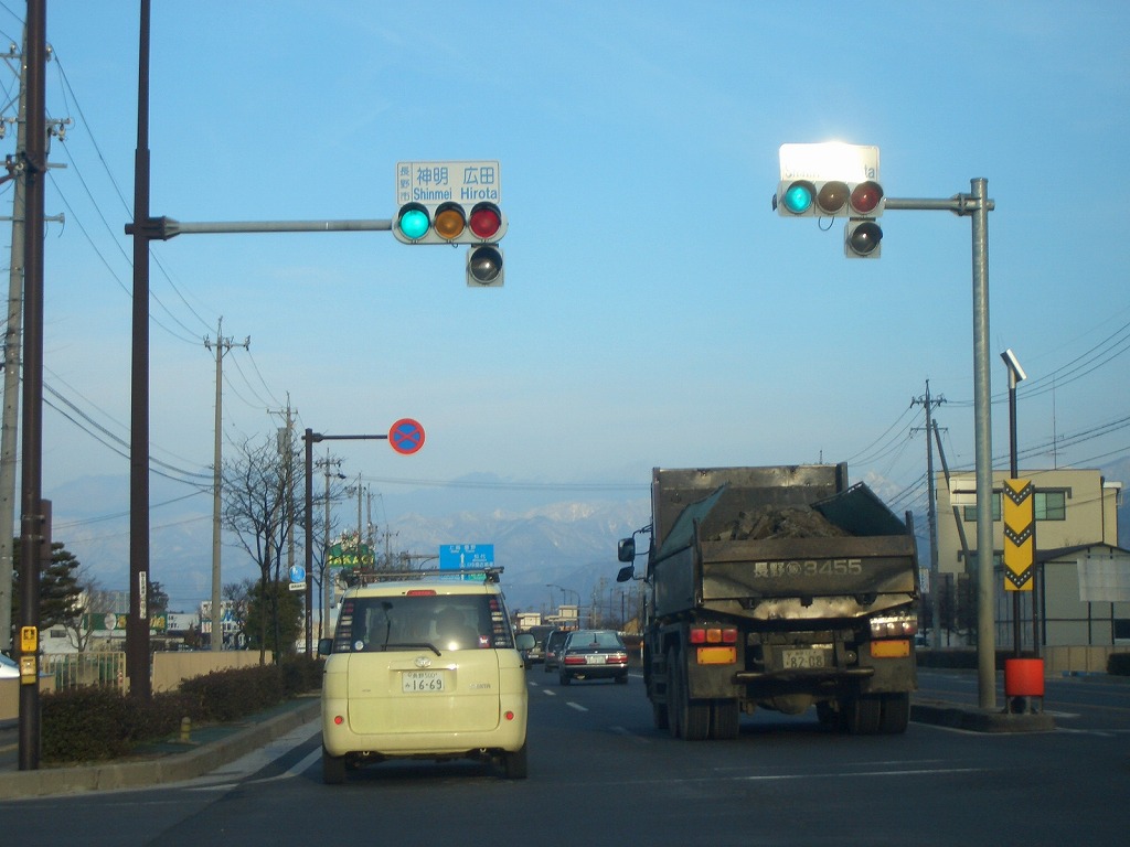 Twitter 上的 乃木橋 Ooitoline 115 神明広田交差点もトレーラーの横転事故で信号柱 がなぎ倒されていますし 篠ノ井橋南交差点に至っては 自分が知る限りですが 2回もなぎ倒されていますね 御幣川横田交差点でも中央分離帯の信号柱が何年も設置されていない状態みたい