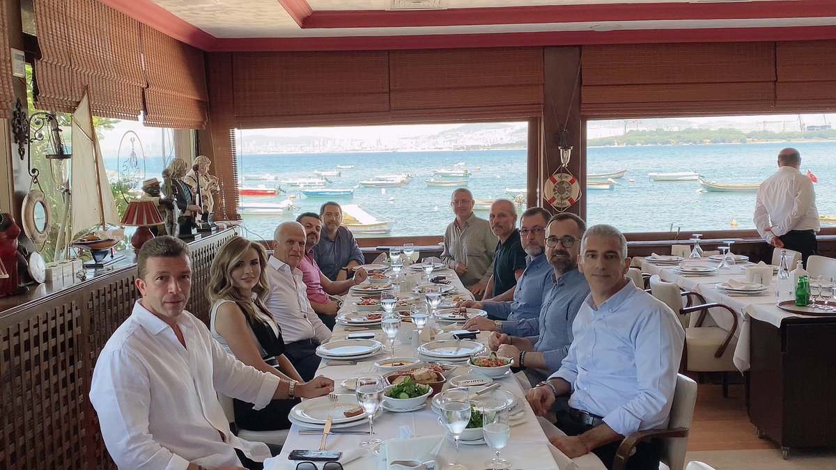 DoğuşOtomotiv CEO Sn.Ali Bilaloğlu,Vw Binek Genel Müdürü Sn.Gino Bottaro,Vw Ticari Araç Genel Müdürü Sn.Tolga Şenyücel,Audi GM Sn.Kerem Güven,Doğuş Otomotiv CFO Sn.Kerem Talih,Doğuş Otomotiv YedekParça GM Sn.Mustafa Karabayır İle Özön ailesi olarak keyifli bir yemek yedik.