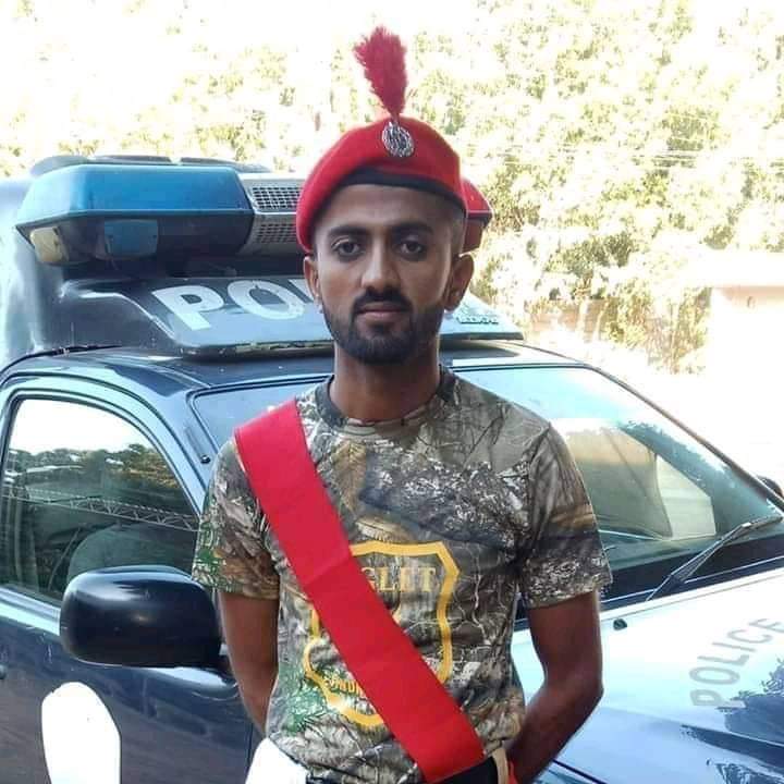 SultanRind13's tweet photo. سنڌ جي راڄڌاني ڪراچي ۾ اسٽاڪ ايڪسچينج تي ٿيل دهشتگرد حملي کي ناڪام بڻائيندڙ پوليس جي جوانن کي سرخ سلام پيش ڪجي ٿو❤✌❤ https://t.co/N84g2MOkJh