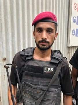 SultanRind13's tweet photo. سنڌ جي راڄڌاني ڪراچي ۾ اسٽاڪ ايڪسچينج تي ٿيل دهشتگرد حملي کي ناڪام بڻائيندڙ پوليس جي جوانن کي سرخ سلام پيش ڪجي ٿو❤✌❤ https://t.co/N84g2MOkJh