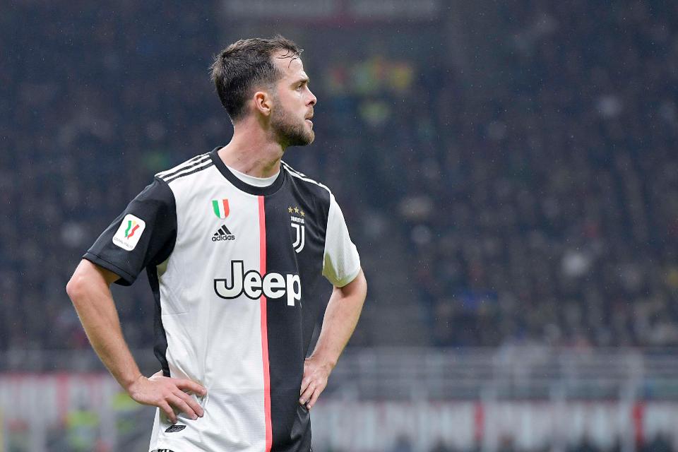 One reason is Pjanic. The Bosnian is no doubt a brilliant midfielder. However, he has been used in a new role under Sarri. Although he has played in a deeper role since his move to Turin, Pjanic was still Juve’s main playmaker under Allegri.