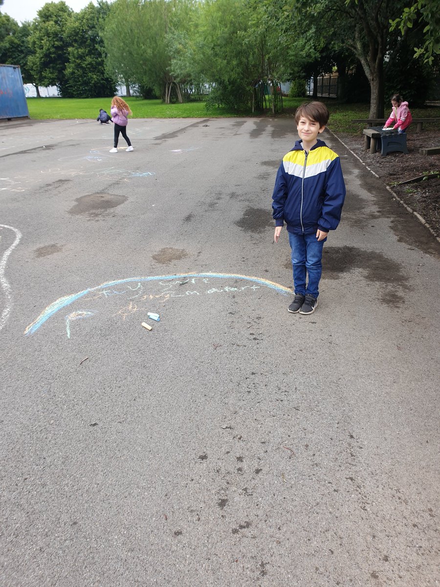 marys_rc's tweet photo. Blwyddyn 4 are creating beautiful rainbow pictures #BubbleA #Chasetherainbow https://t.co/eh4E5WHF48