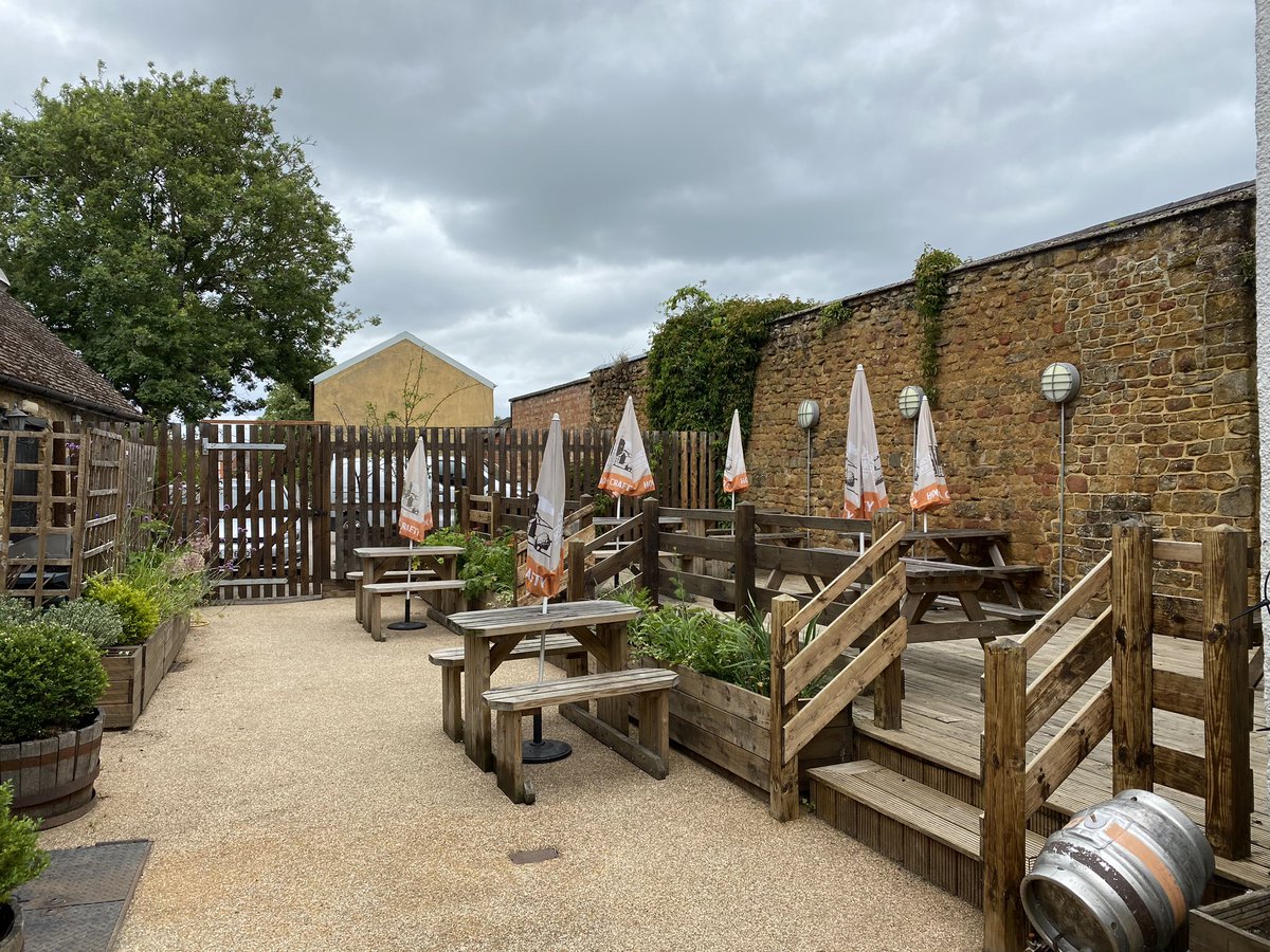Our garden is getting there! 🤞 for brighter skies this weekend! #pubs #pubsofinstagram #pubsofoxfordshire #historicalpubs #garden #pubgarden #visitbanbury #lovebanbury