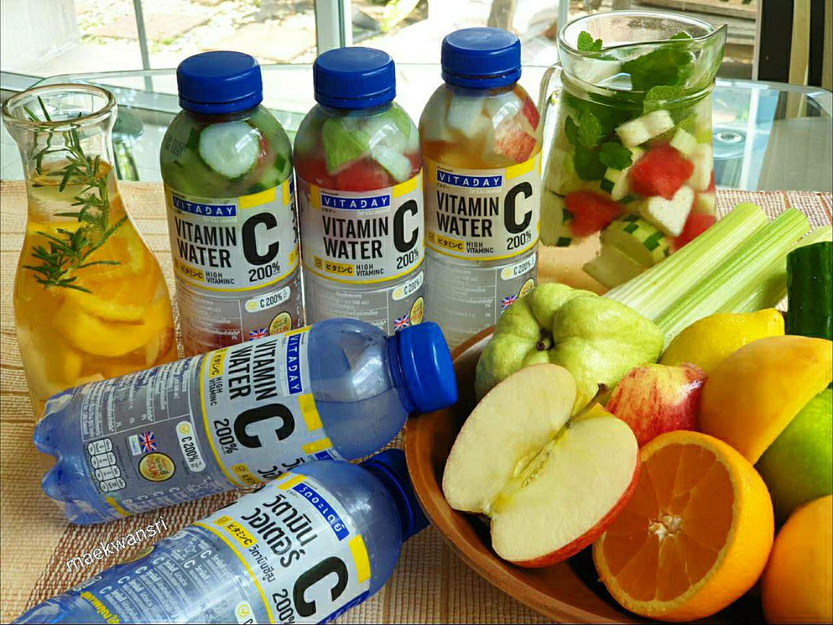 น้ำ Infused💙เครื่องดื่มประจำบ้านที่ขาดไม่ได้ วันนี้ทำอินฟิวส์วิตามินวอเตอร์💦 ล้างผักผลไม้ที่ชอบให้สะอาด หั่นชิ้นเล็กๆใส่ลงไปในขวด #น้ำดื่มวิตอะเดย์ ได้เลย แช่ให้เย็นฉ่ำๆ อร่อย สดชื่น แก้กระหาย ทำให้เราดื่มน้ำได้เยอะขึ้นด้วย #อร่อยแน่แม่ขวัญศรี #วิตอะเดย์ #วิตามินวอเตอร์