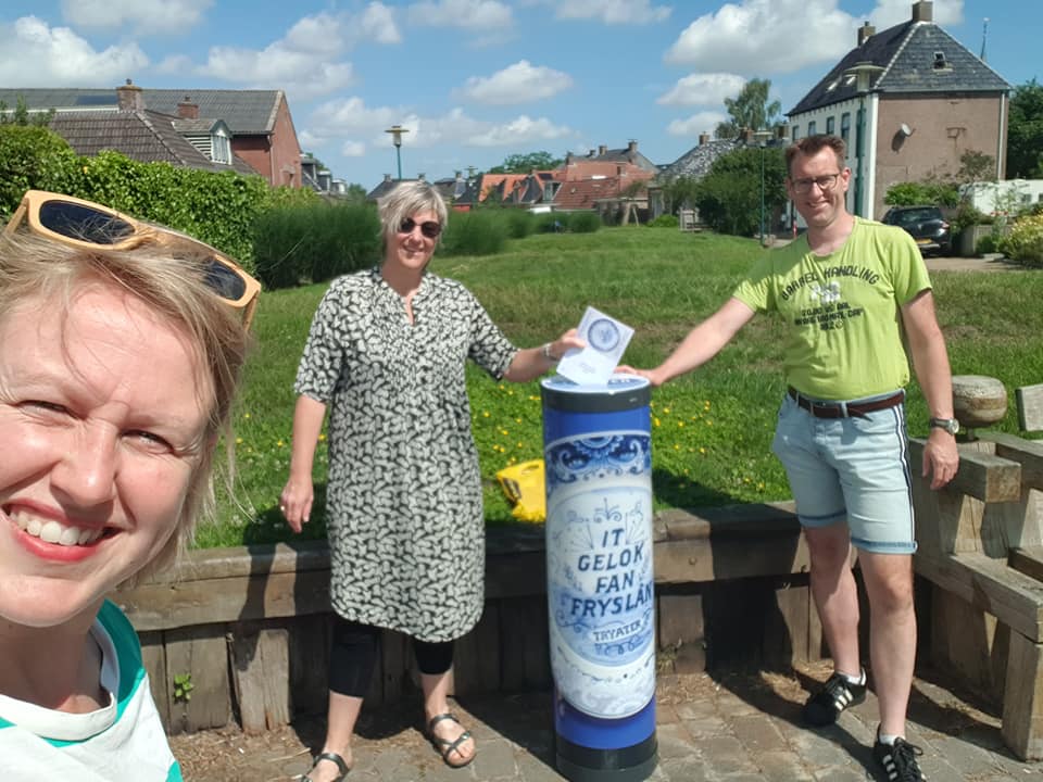 tryater's tweet photo. IT GELOK FAN FRYSLÂN 🍀💛
Ha jim de Geloksbrievebussen al sjoen? Lykas de brievebus yn Reduzum by de Haven? Janneke de Haan is mei Janet Wijnstra en Frederik van Dijk drok dwaande om yn ‘e omjouwing fan Reduzum safolle mooglik gelokskaarten te sammeljen. https://t.co/HRLt2dWiRU